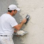 Créer un crépi parfait sur mur en parpaing