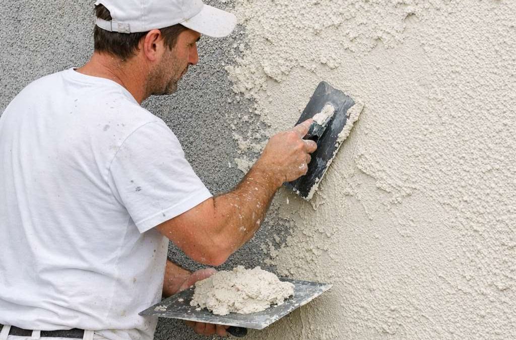 Créer un crépi parfait sur mur en parpaing