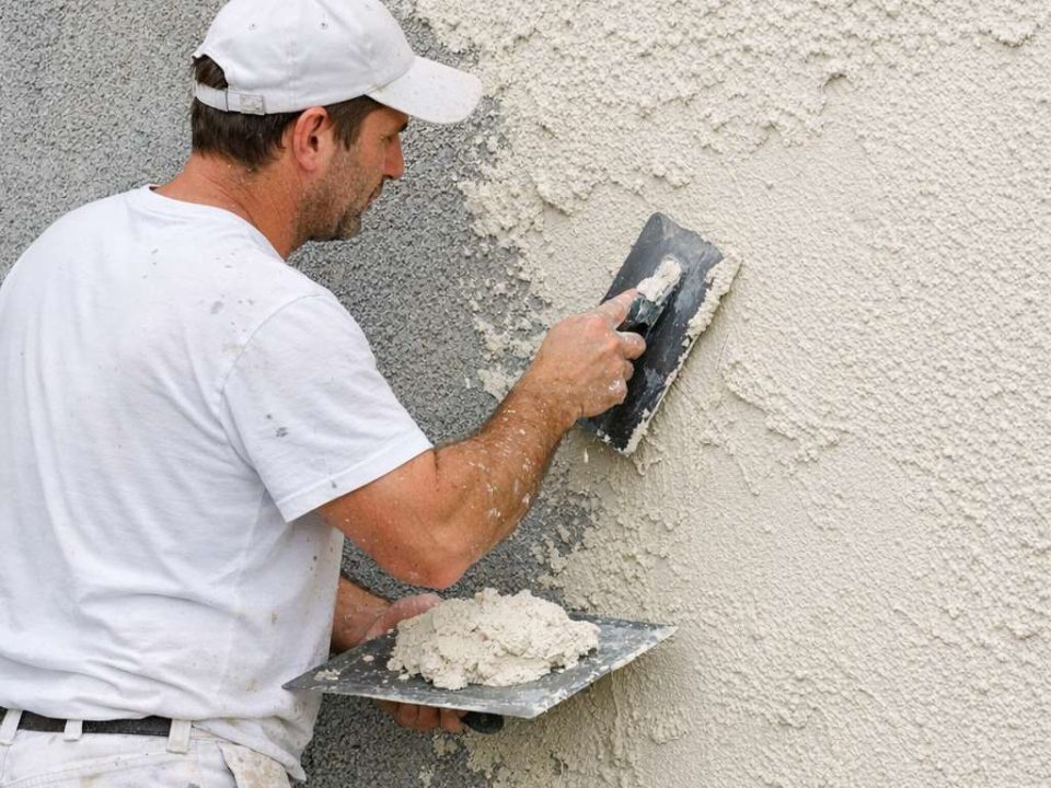 Créer un crépi parfait sur mur en parpaing